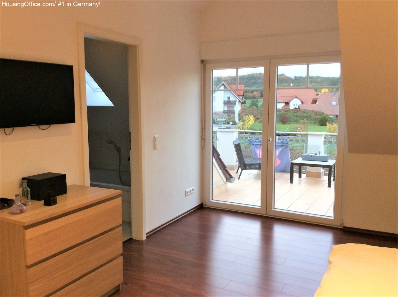 mastersuite with bathroom and balcony